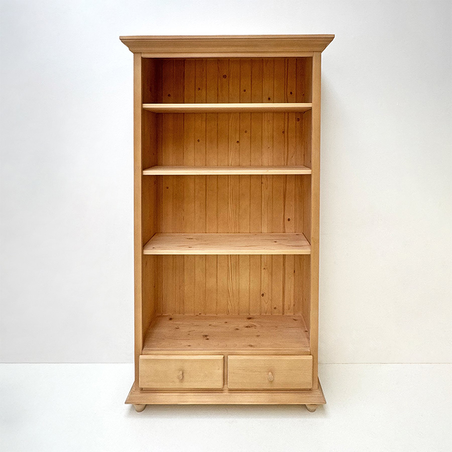 Bücherregal Füssen breit, 2 Schubladen, Holzknöpfe, Rosner gewachst