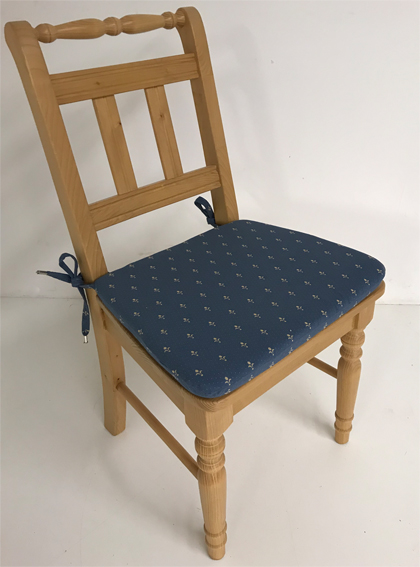 Landhausmöbel Sprossenstuhl Rangau Fichte, Polster genäht, mit Bändern,  Kundl blau