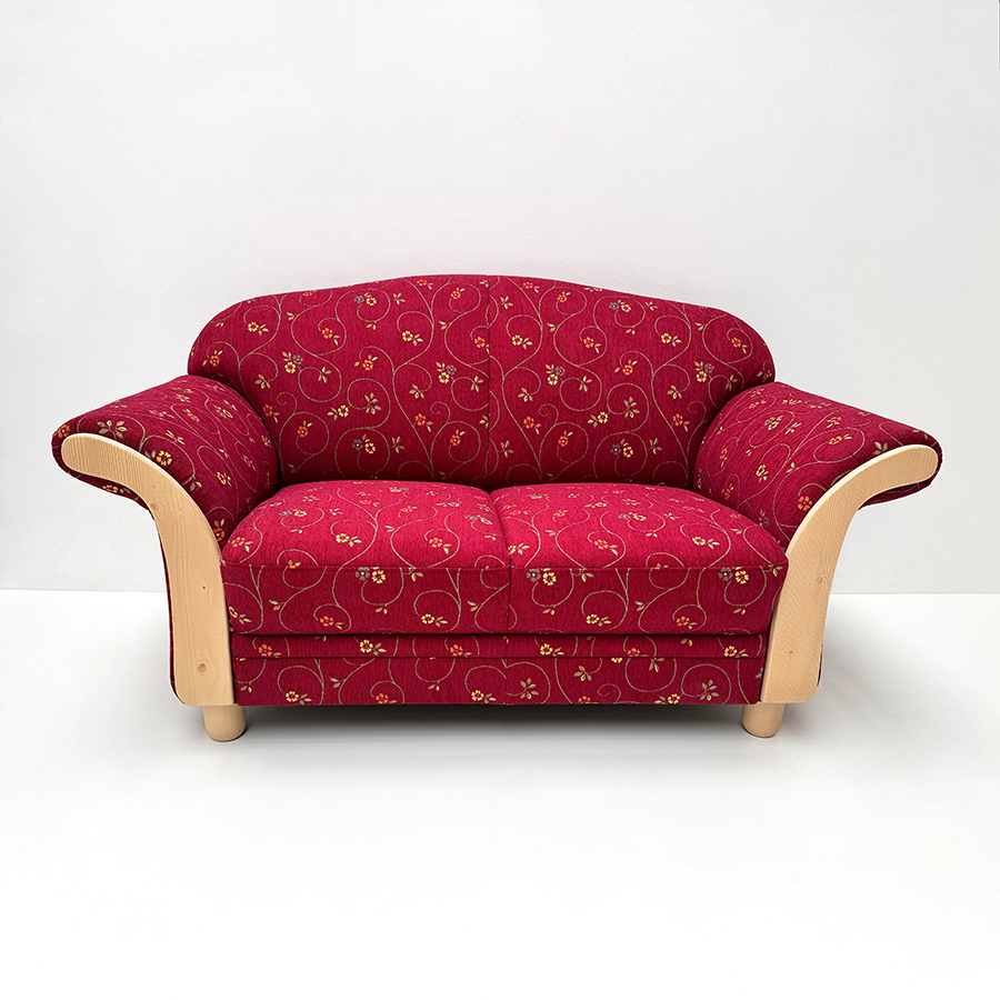 Polstersofa Wallis 344-20, 2,0-Sitzer, 160 cm, Holzchatose, Rosner gewachst, Pöchlarn Ranke bordeaux