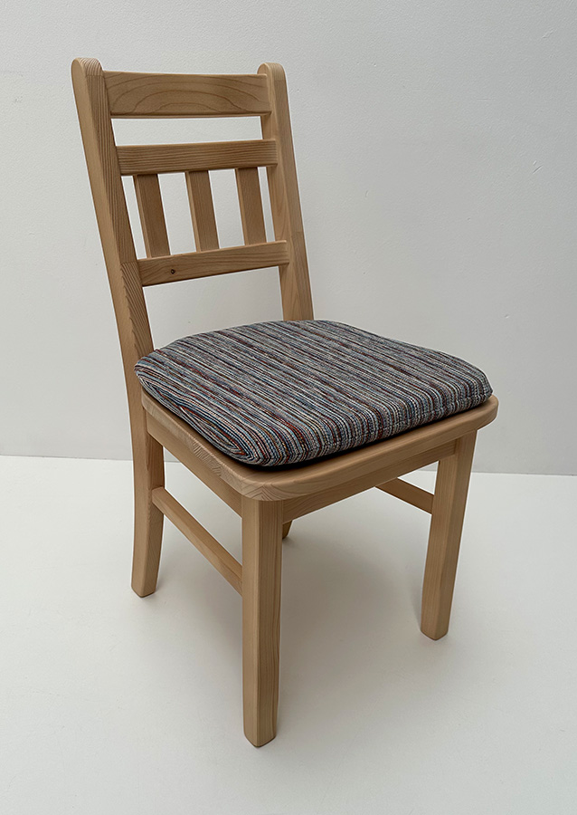 Sprossenstuhl Nürnberg mit 3 Sprossen, Rosner lackiert, Kissen genäht mit 2 Laschen Salzburg 47