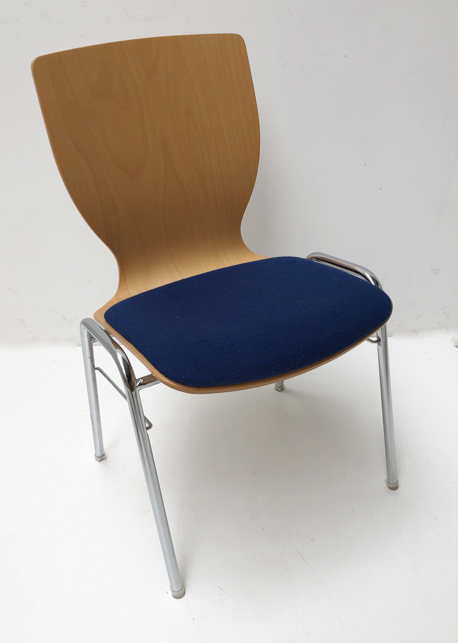 Stapelstühle Buche Mod. 762, Metall-Holz, Polsterplatte Verano 672 blau