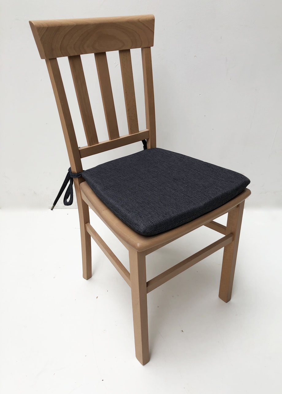 Stuhl Julia mit Stuhlpolster lose genäht mit Reissverschlüßen und Bändern zum Anbinden