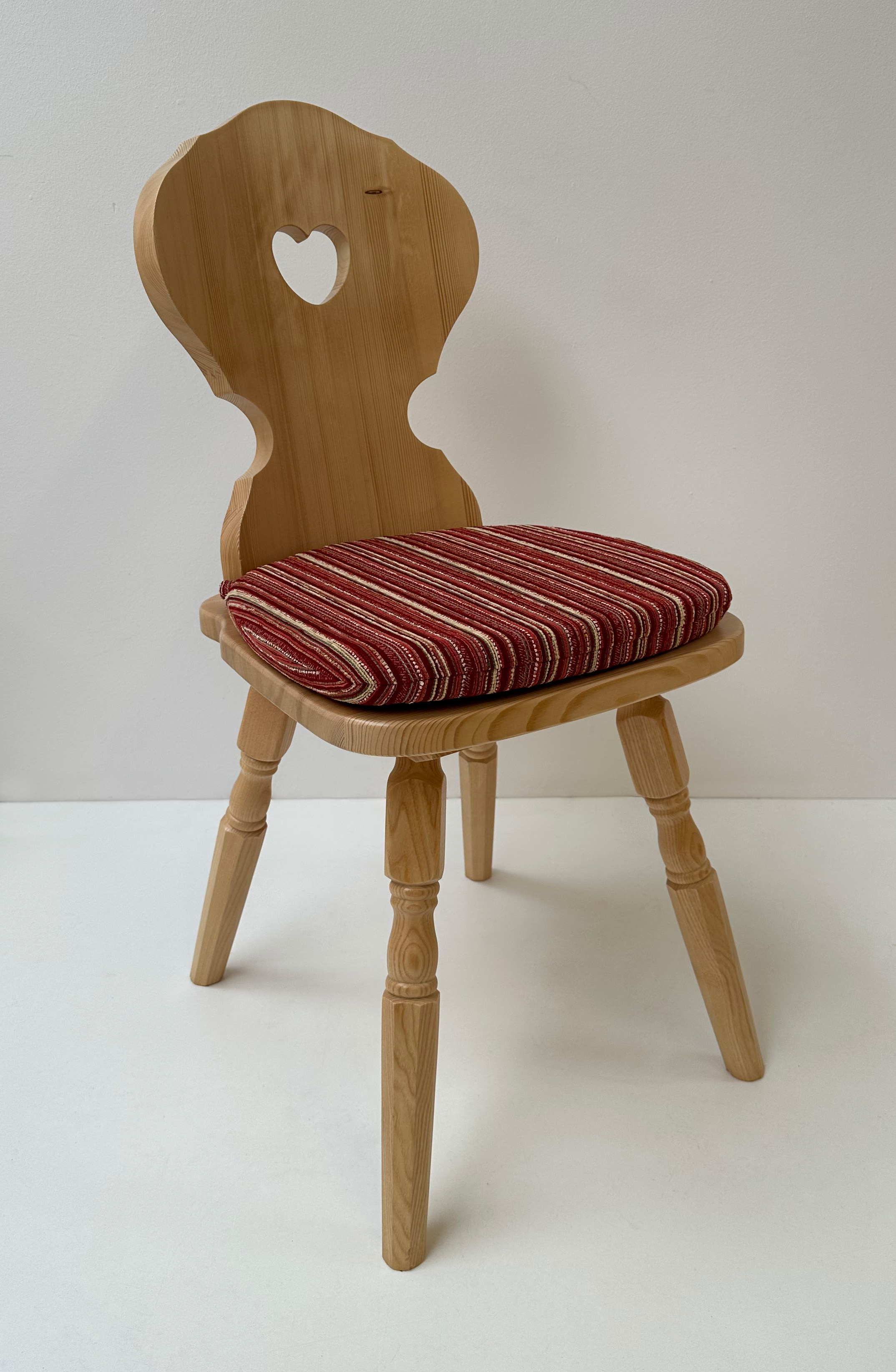 Bauernstuhl Munich, München, gedrechselter Fuß, Fichte, Rosner lackiert, Polster genäht TS-3025