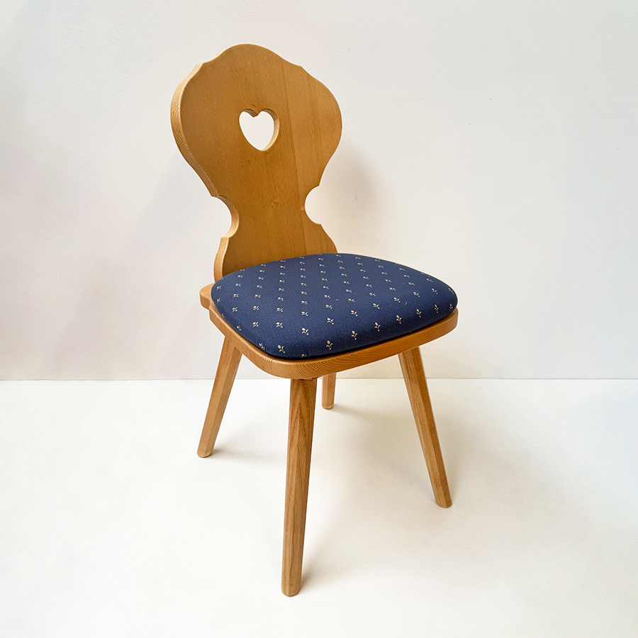 Bauernstuhl Munich, 8-Kant Fuß, Fichte, Rosner lackiert, Polsterplatte aufgelegt, Kundl blau