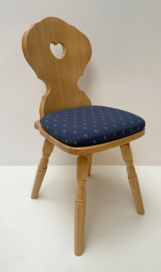 Bauernstuhl Munich, gedrechselter Fuß, Fichte, Rosner lackiert, Polsterplatte mit Band, Kundl blau