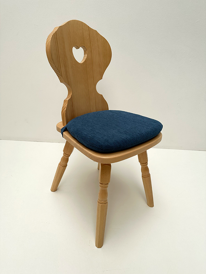 Bauernstuhl Munich, gedrechselter Fuß, Fichte lackiert, Polster genäht, mit Laschen, Wendedruckknopf