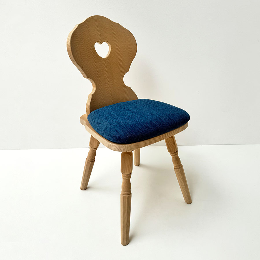 Bauernstuhl Munich, gedrechselter Fuß, Fichte lackiert, Polsterplatte, Landshut blau