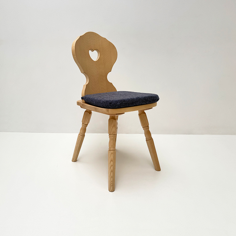 Bauernstuhl Munich, München, gedrechselter Fuß, Fichte, Rosner lackiert, Polster genäht, Natura 812