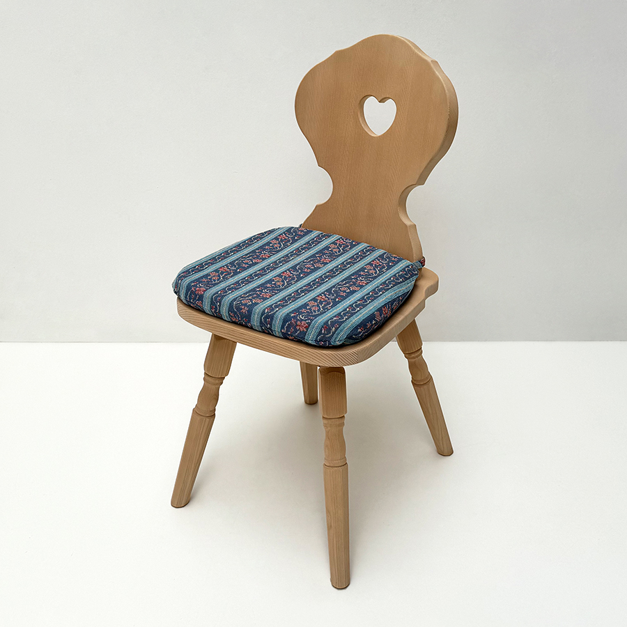 Bauernstuhl Munich/München, gedrechselter Fuß, Fichte, Rosner lackiert, Polster genäht Waidhaus blau