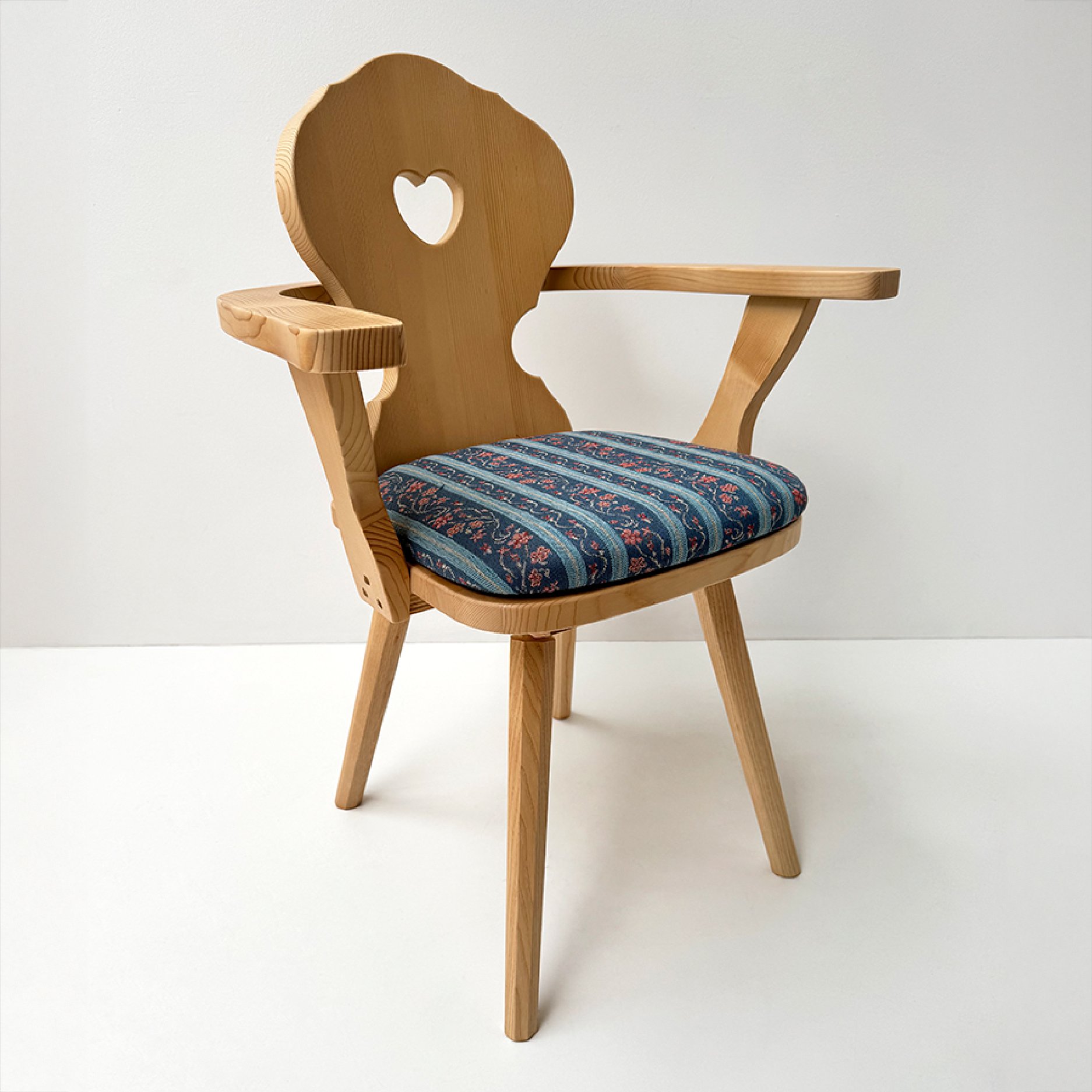 Armlehnstuhl, Bauernstuhl Munich, 8Kant, Fichte, Rosner lackiert, Polsterplatte Waidhaus blau