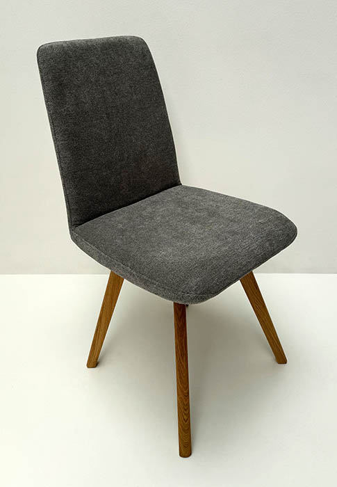 Stuhl Toma T04, mit Wildeichegestell, Mercury 118 grau