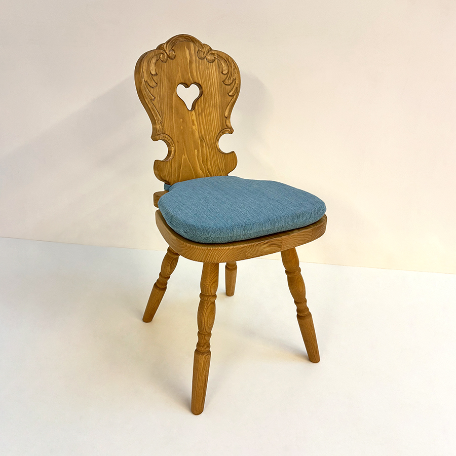 Bauernstuhl Modell WS-20, Fichte geschnitzt, Fuss 2 gedrechselt, Antik hell (kleur1), Waidhofen blau