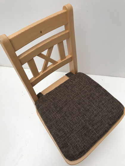 Stuhlkissen genäht, mit 2 Laschen und Wendedruckknopf, in 38 Lagerstoffen preisgleich