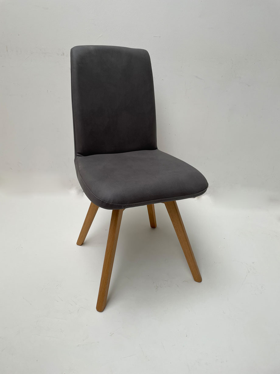 Stuhl Toma T04, mit Wildeichegestell, Hoepke Gavin 11 Dunkelgrau