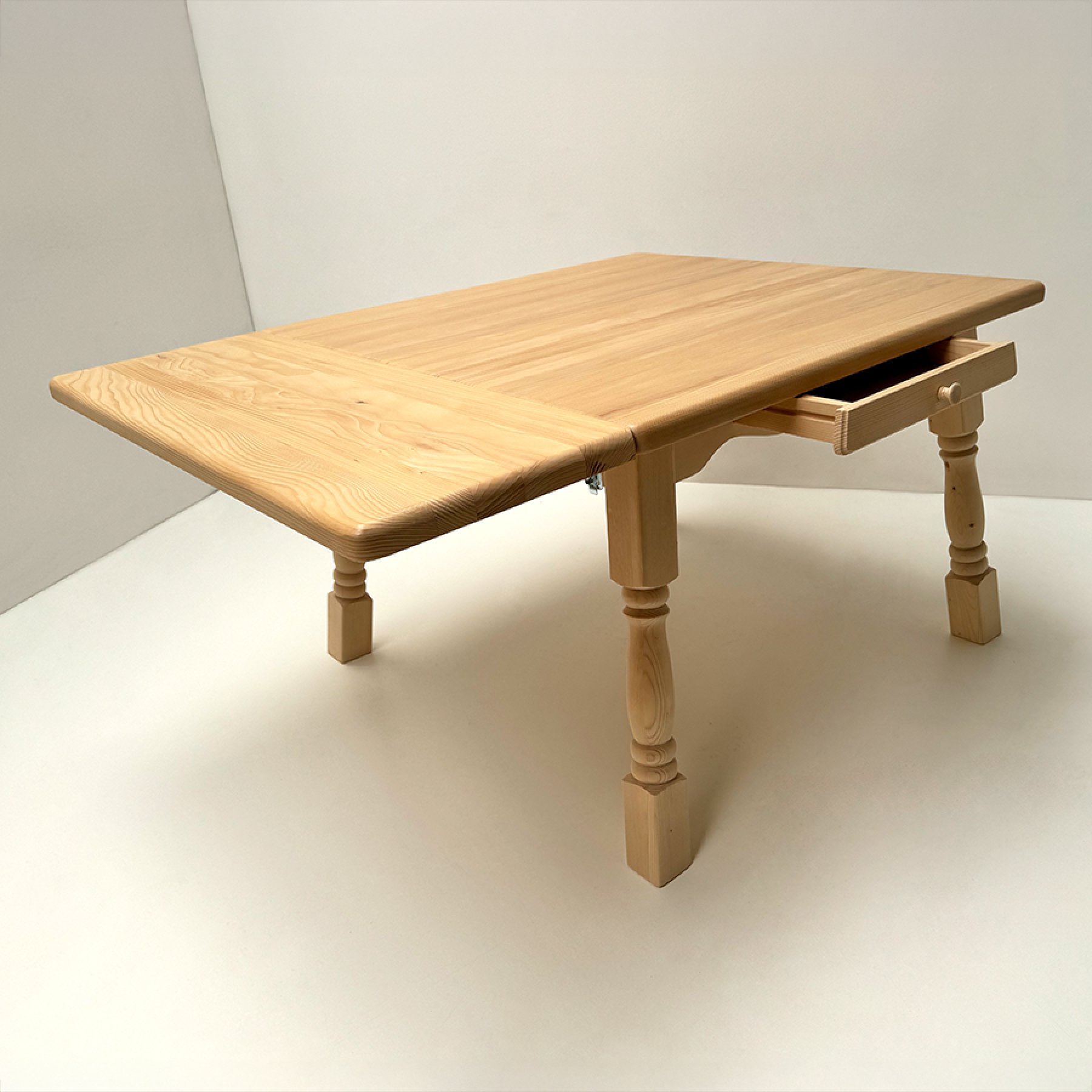 Vierfußtisch Amberg 110/110cm mit Schublade, Ansteckplatte, Platte 4 cm, R20, Platte Rosner lackiert