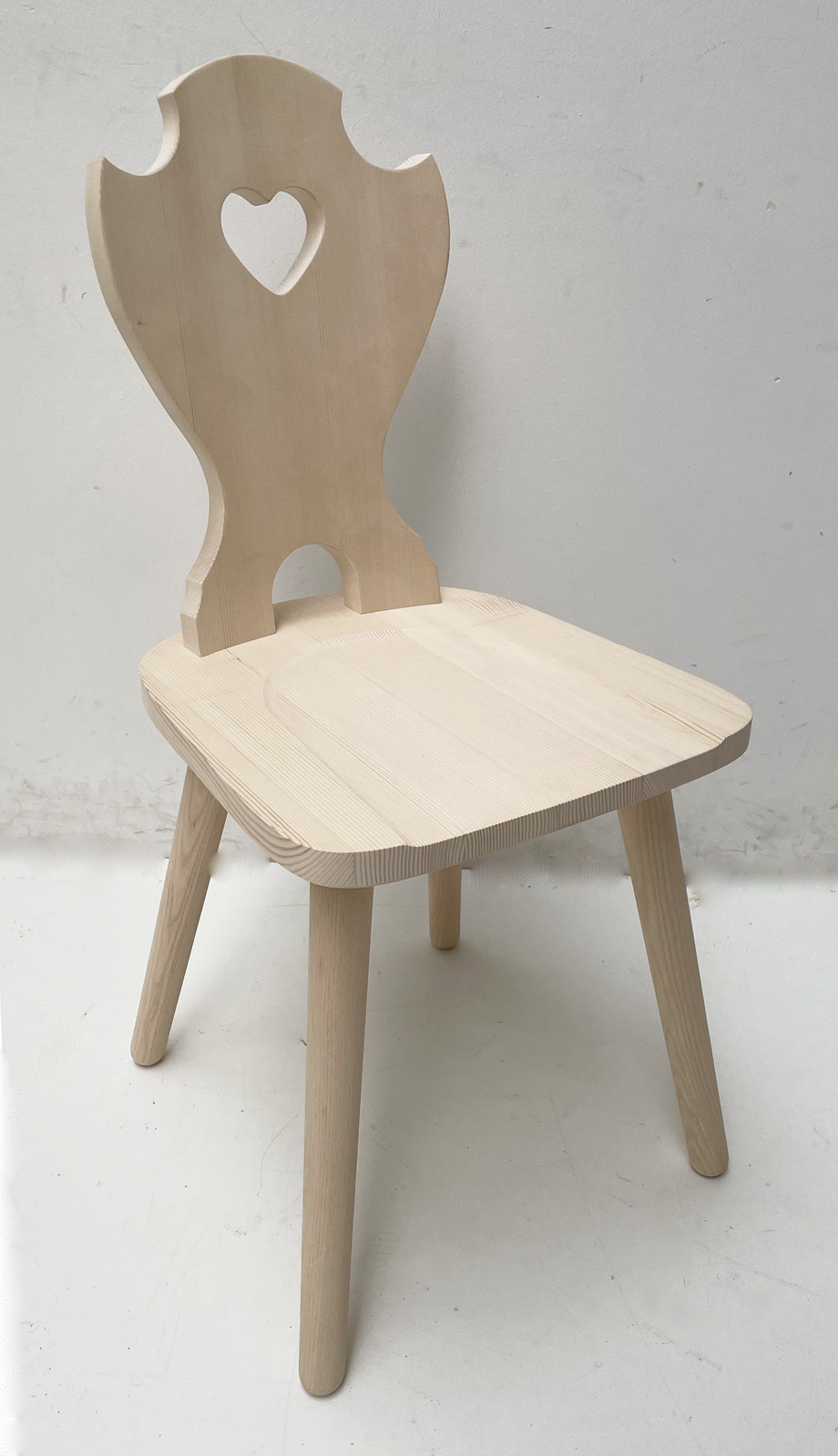 Bauernstuhl WL-S160 mit gekehlter Lehne, Herz, Fichte roh
