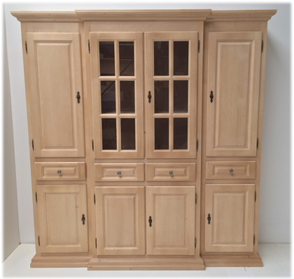 Wohnwand Füssen mit geradem Kranz, Scheiben mit Holzsprossen